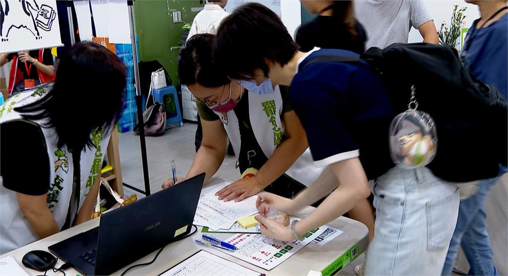 罷免羅明才二階連署衝刺 鄭家純現身擔任志工力挺