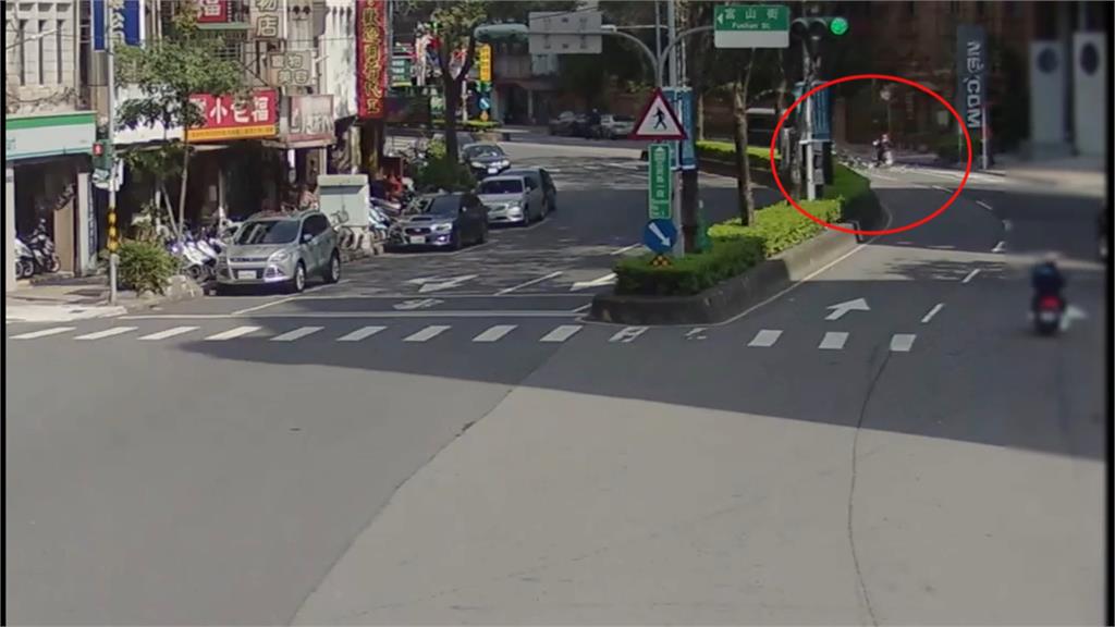 貨車疑未綁好蛋箱甩飛千顆蛋 機車騎士路過遭「蛋襲」慘摔