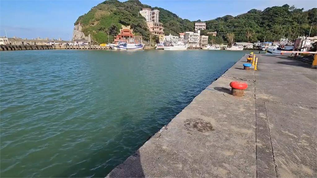 婦倒車掉進金山磺港漁港 疑不熟路況送醫不治