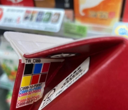 超商紙盒飲料驚見「6色神秘格子」！內行揭用途：校正印刷顏色用的
