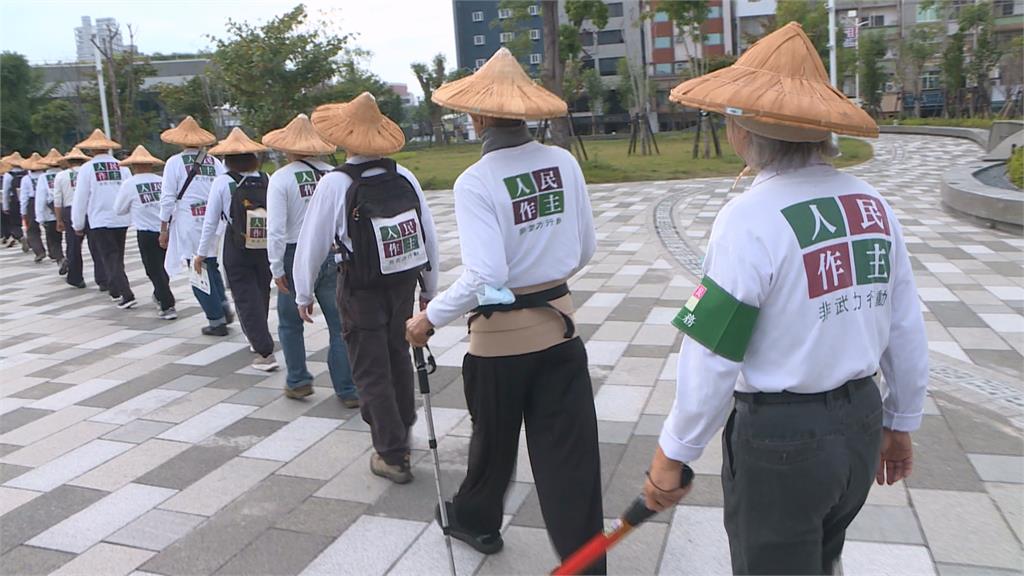 提四案公投! 人民作主志工團到高雄推公投連署