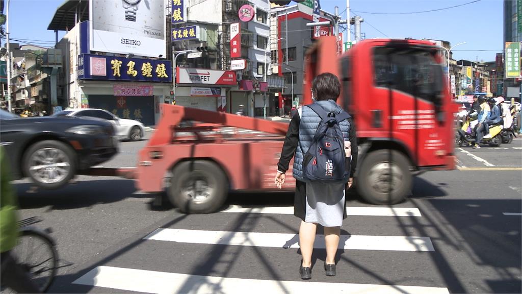 騎士右轉未禮讓行人 男子氣到踹車反而跌倒