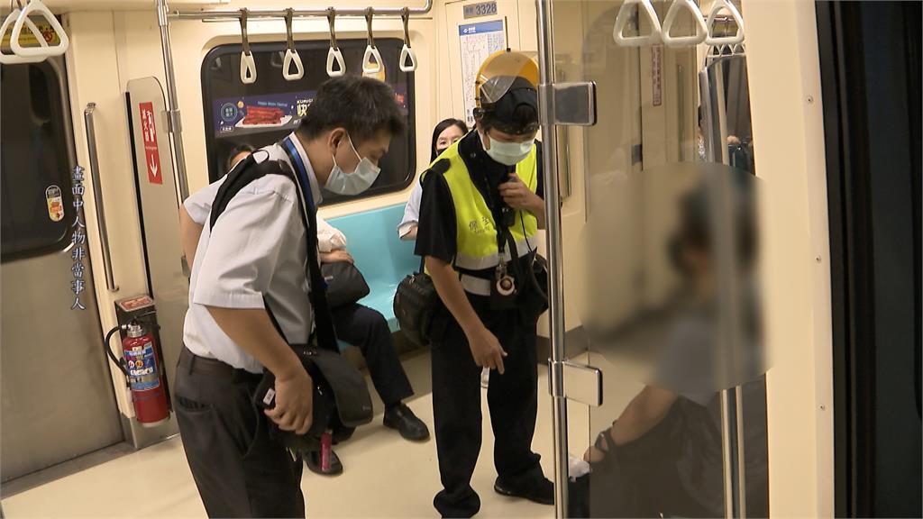 北捷驚見「乘客集體奔逃」 男子疑身體不適倒臥車廂