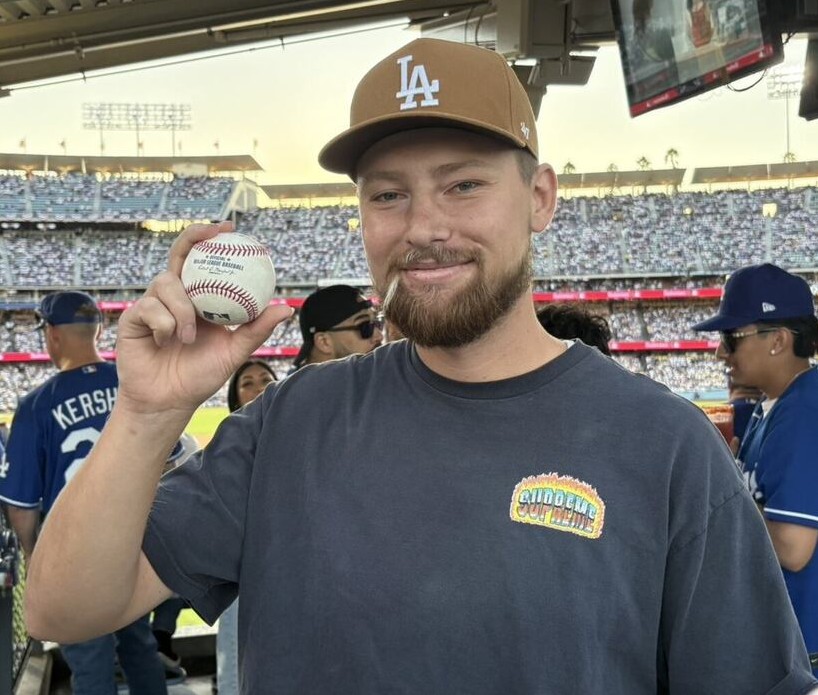 MLB(影)/這是真的!接到大谷翔平國聯冠軍戰G4全壘打球的人是藍迪強森
