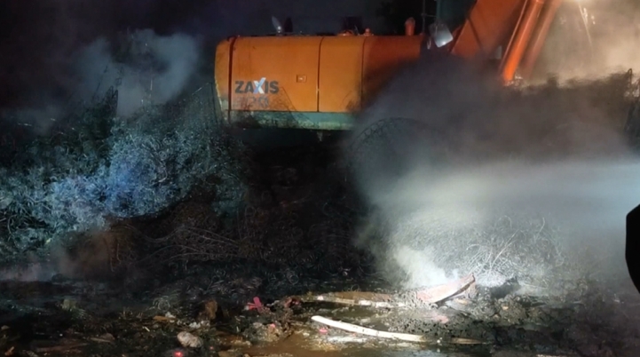 南投草屯垃圾場「廢棄床墊」起火！　　熊熊火焰竄燒、消防出動８車馳援