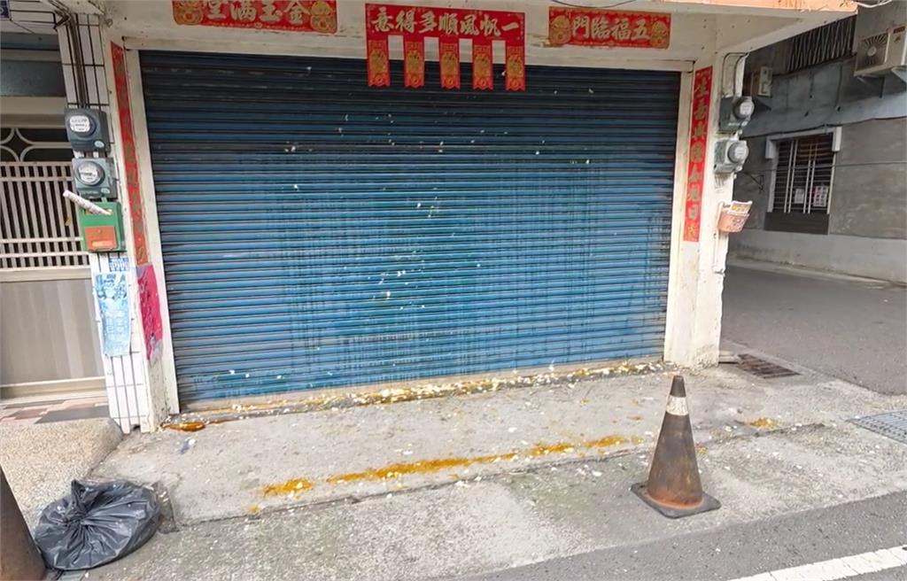 長棍狂戳猛敲「籠中小貓嘶吼逃竄」!碗粿店老闆涉虐貓畫面曝⋯網氣炸「蛋洗」門口