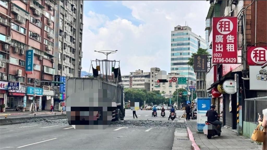 快新聞/驚!砂石車急煞廢土噴濺 北市忠孝東路交通大打結