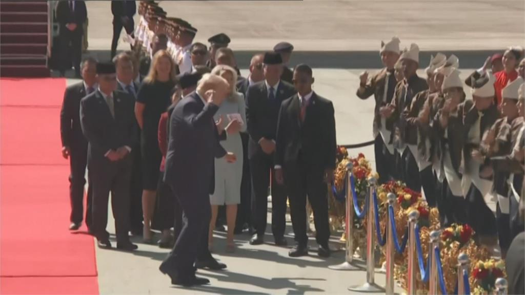 川普出席大馬東協峰會　大馬總理安華親迎　川普大跳招牌舞步