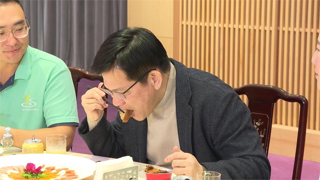 農業青年大使準備澎派年菜 林佳龍讚不絕口不忘呼籲這件事