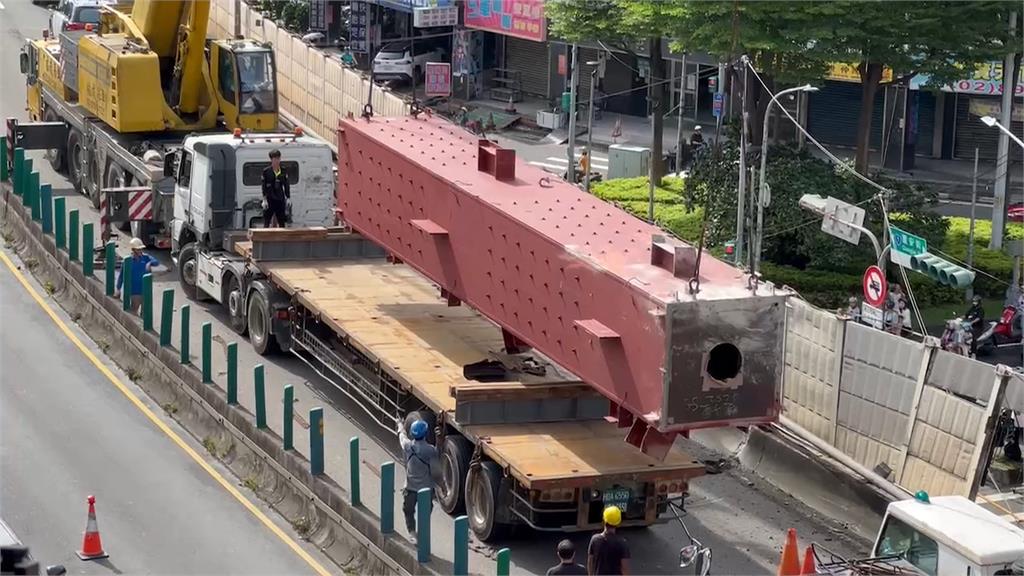 拖板車鋼梁毀橋!疑違規超載 民眾:我開60他開更快