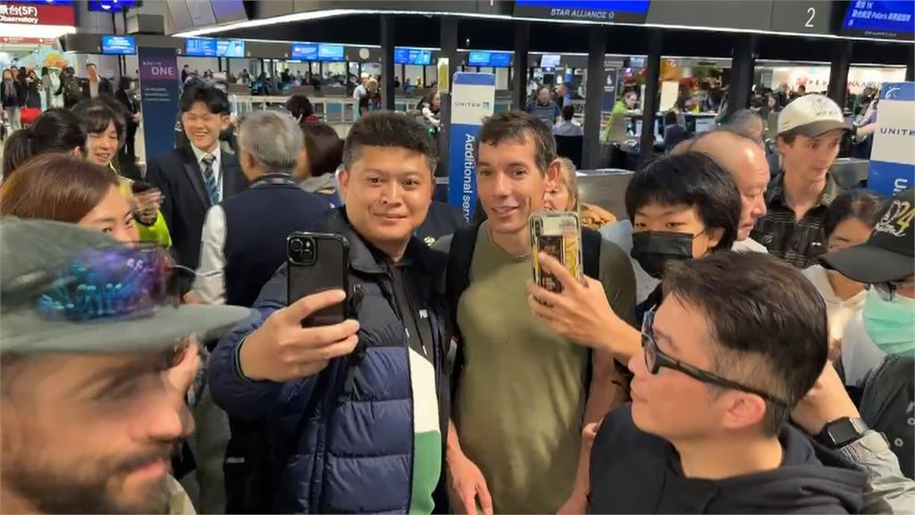 Alex成功攀登101偕妻返美 遇粉絲要簽名、合照來者不拒