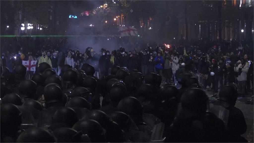 喬治亞警民衝突DAY4! 抗議民眾發射煙火、警方噴水柱鎮壓