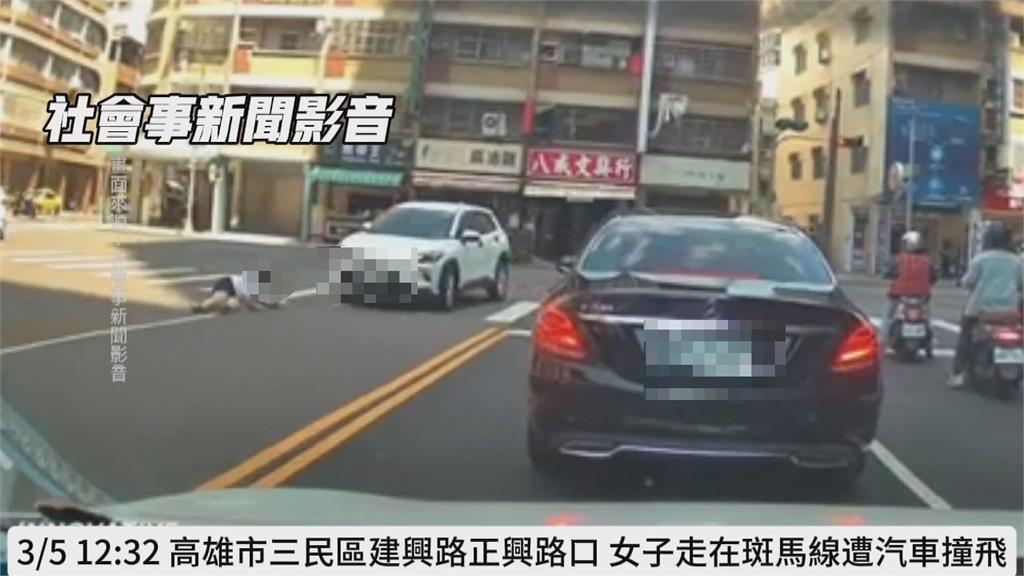 高雄女子低頭滑手機過馬路 左轉車未禮讓直接撞飛