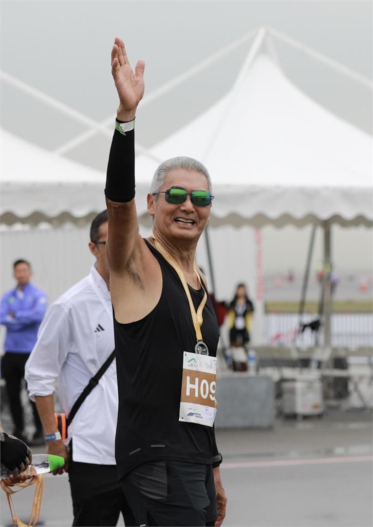69歲周潤發「超勇猛」!下雨滿頭白髮挑戰「10公里馬拉松」畫面曝