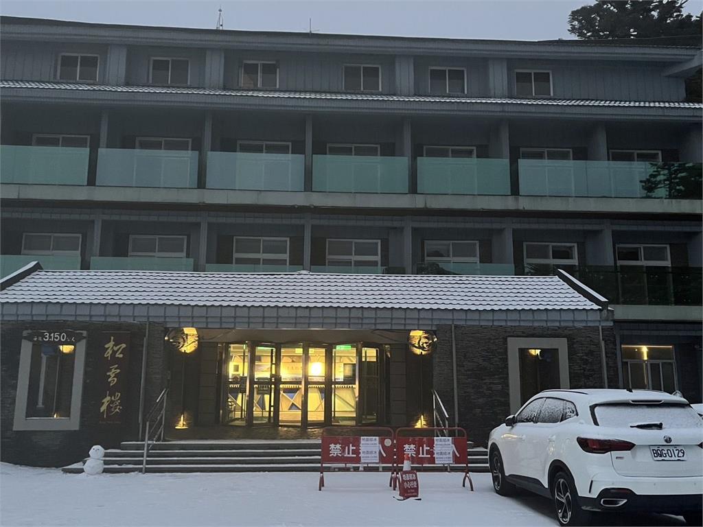 快新聞/銀白世界!合歡山降雪厚度0.5公分 「這路段」仍需掛雪鏈通行