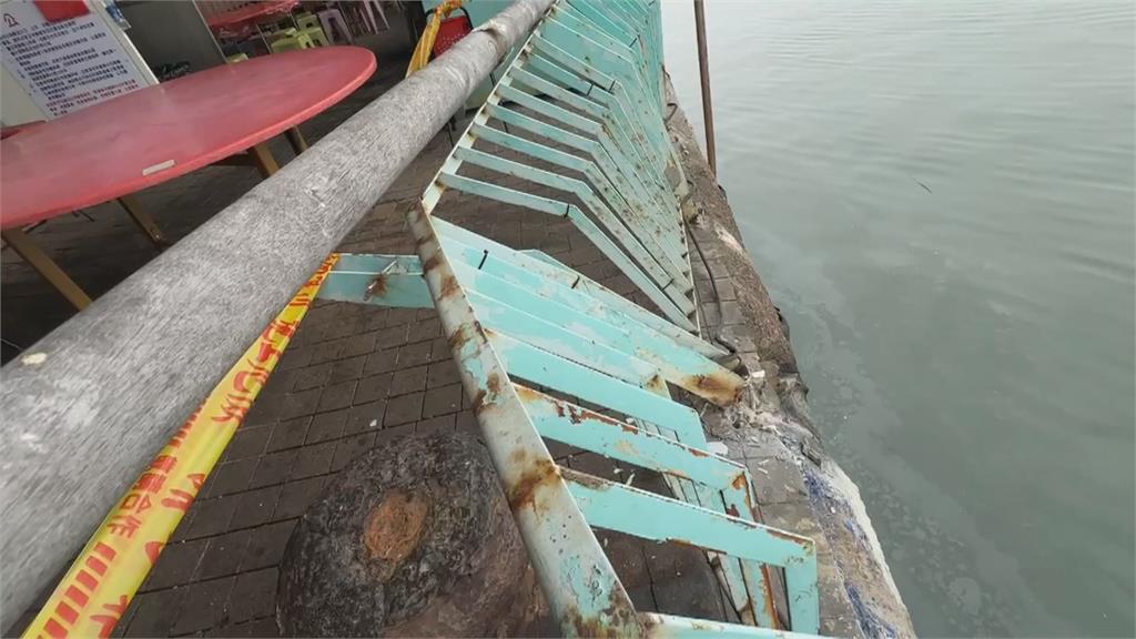 東琉線交通船撞斷華僑市場欄杆　用餐民眾嚇壞奔逃