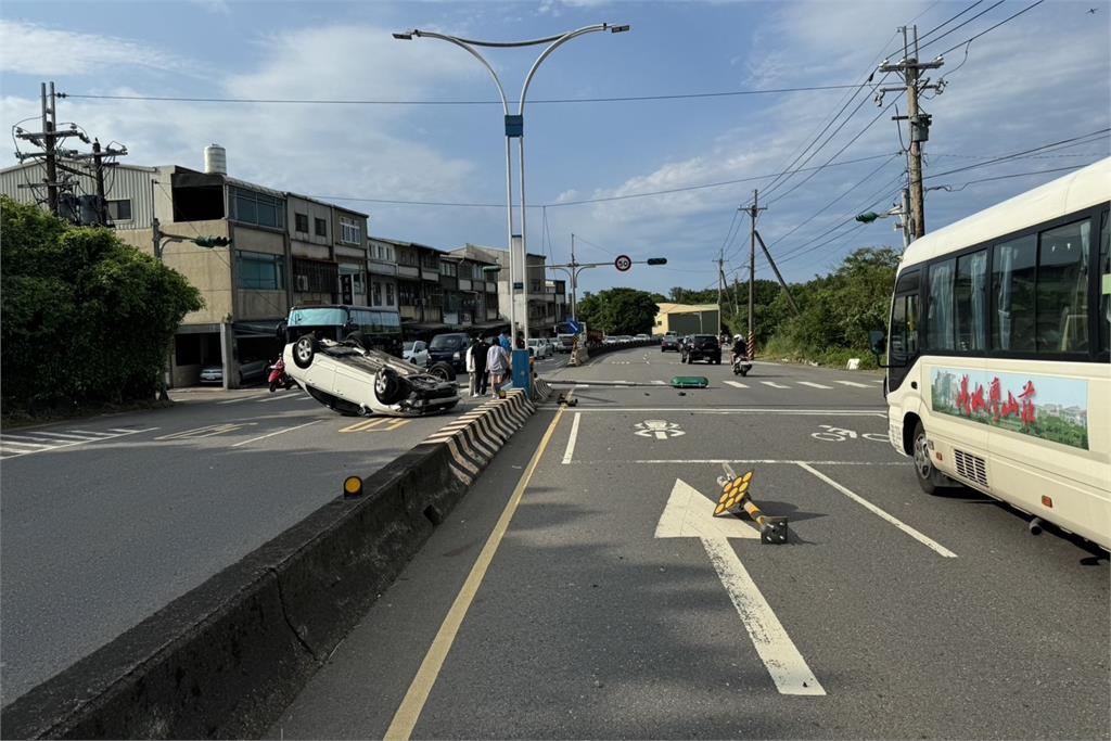 快新聞/出遊太累肇事!新北淡水下午發生自撞翻車車禍 交通一度回堵壅塞