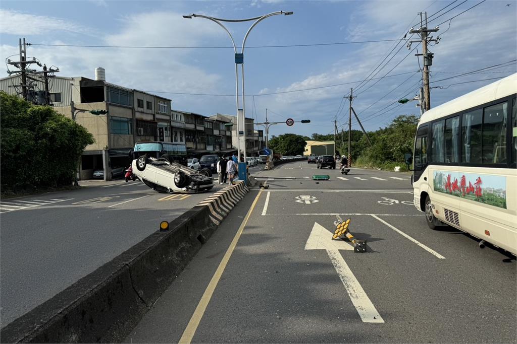 快新聞／出遊太累肇事！新北淡水下午發生自撞翻車車禍　交通一度回堵壅塞