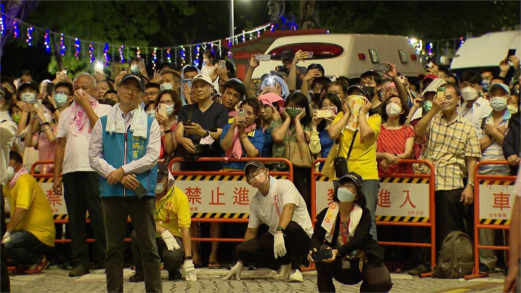 蜂炮結合手工紙紮 保生文化祭重頭戲「放火獅」超震撼