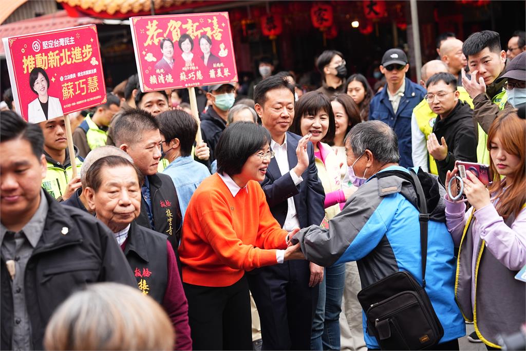 快新聞／被喊選市長一定挺！合體蕭美琴發福袋人氣旺　蘇巧慧：開議後繼續拚