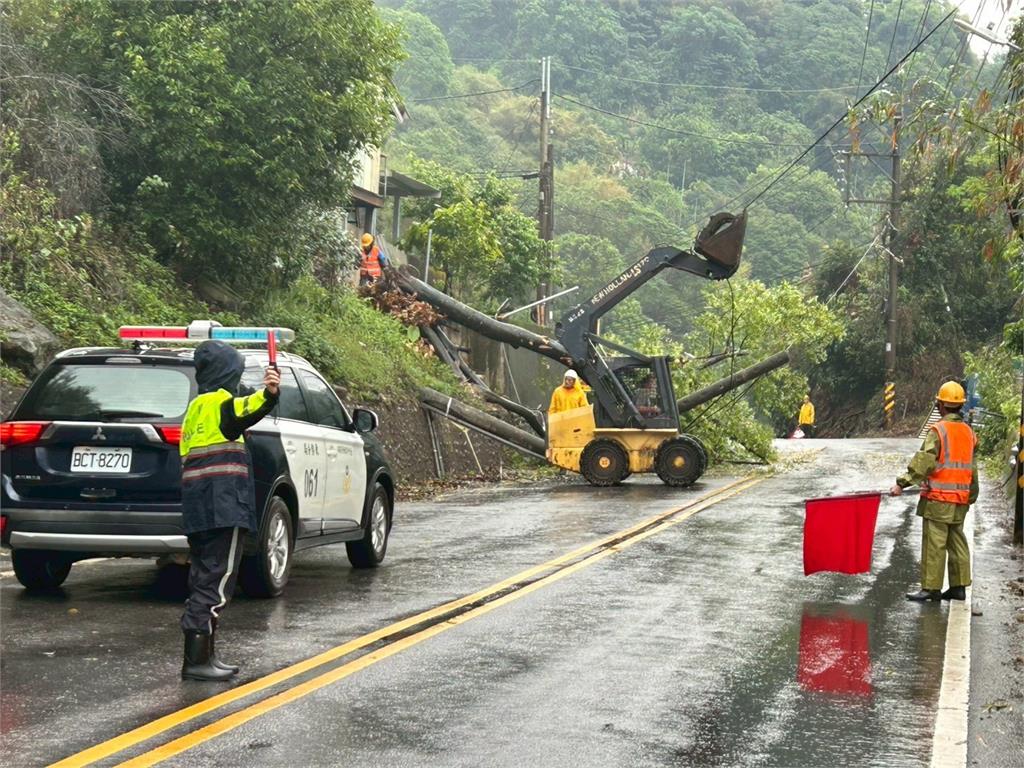快新聞／豪雨成災！台8線東勢段路樹、電桿倒塌　交通一度受阻