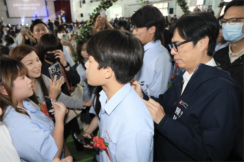 快新聞/出席鼓山高中畢典 陳其邁超夯:學生邀拍照、簽制服「來者不拒」