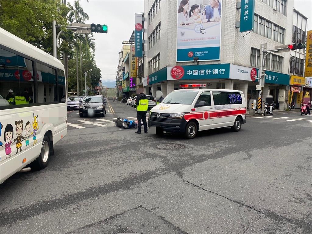 「鳴笛」救護車載運傷患　行經路口遭機車直直撞上