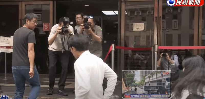 嗆賴清德「放馬過來」尷尬了！黃國昌帥氣轉身「下秒踉蹌滑跤」罪魁禍首是它