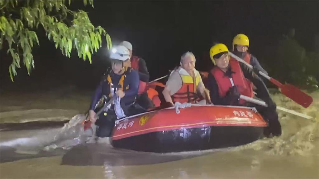 豪雨狂炸台南釀河水暴漲　馬路變「水路」民眾困屋頂呼救