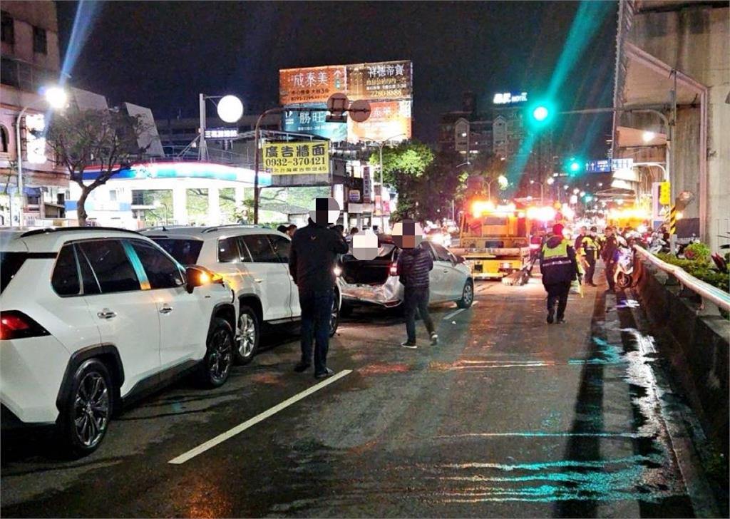 下班時間塞爆 新莊大漢橋17車連環撞!水泥車疑煞車失控釀禍