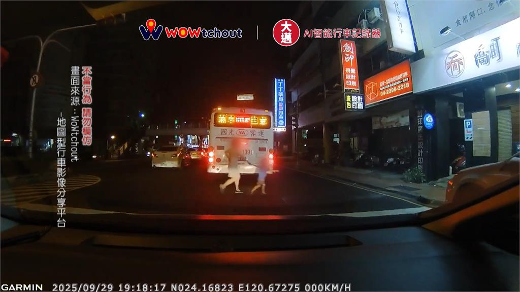 不良身教!婦牽男童「違規穿越車陣」 險遭外送員撞上