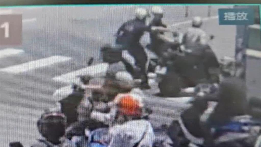 認錯仇家？　高雄驚傳砍人　騎士等紅燈遭攻擊「白衣染血」