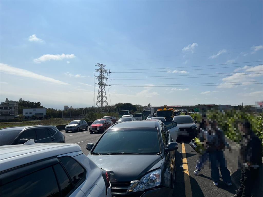 最新／耶誕節出事！國1彰化段8車連環撞　8人受傷送醫