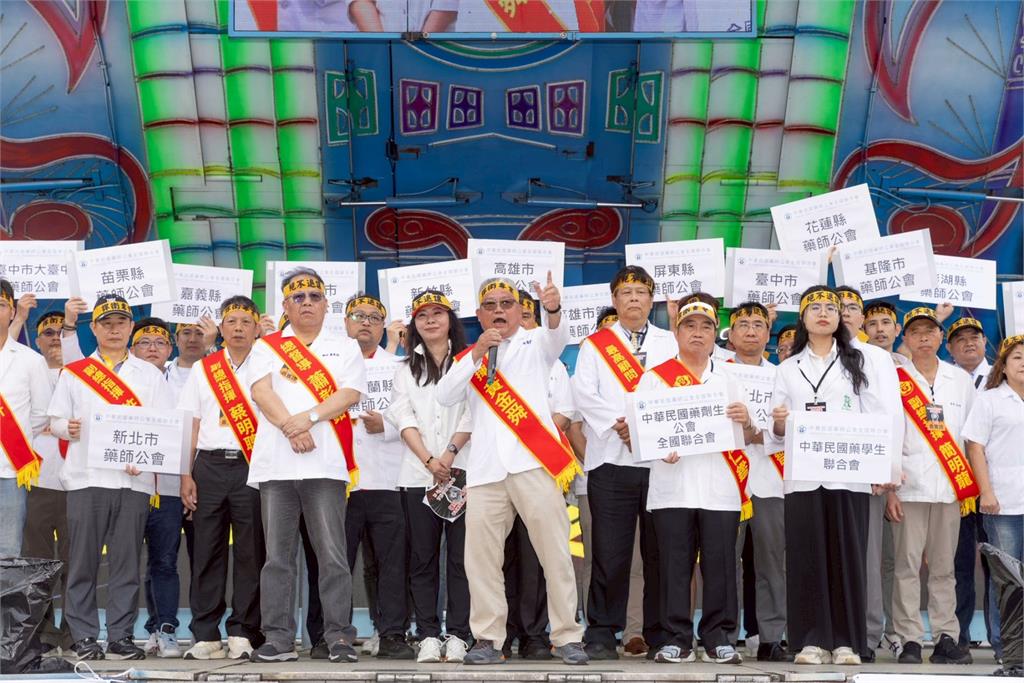 五千名藥師與學生凱道披白袍抗爭 反對中藥販售權放寬...買藥如買菜?