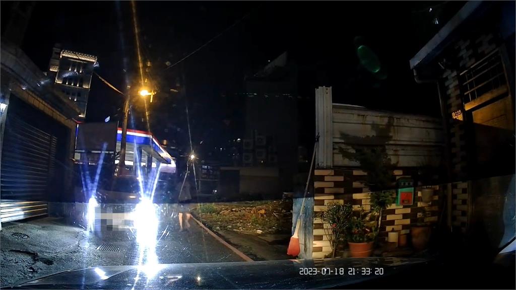 醉男街頭鬧事還踹車 警方到場大外割壓制