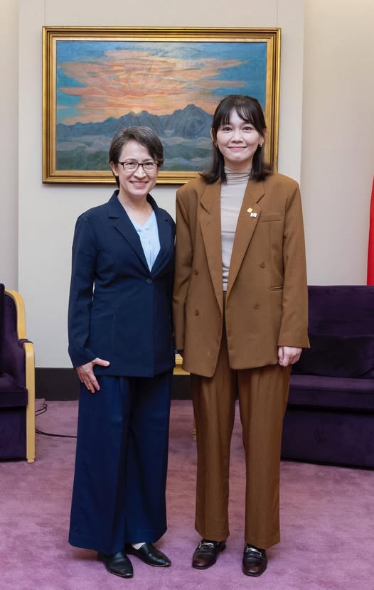 蕭美琴「1暖言」秒感動吳欣岱　網見「超萌身高差」全歪樓：這麼高！