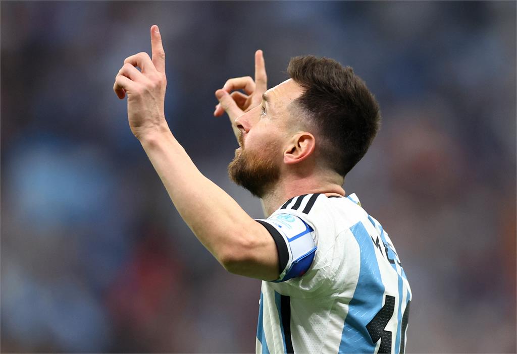 足球／阿根廷冠軍時刻「梅西神祕抬頭」！遙望天堂祖母傾訴「這1句」