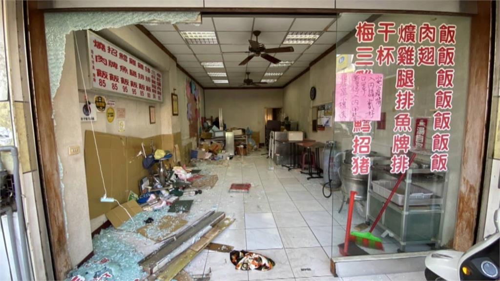 迴轉擦撞機車太緊張 轎車「油門當煞車」再撞便當店