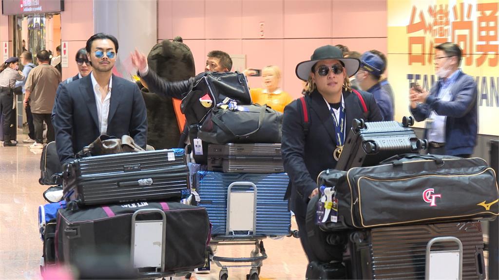 棒球健兒光榮返台 蕭美琴接機"最萌身高差"成亮點