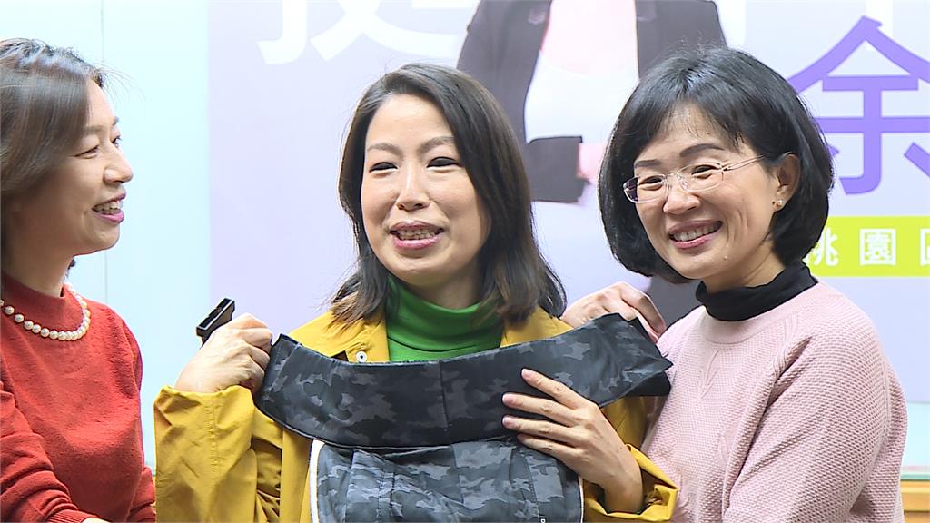 余宛如帶孕宣布參選桃園區立委 綠營立委獻賀禮齊聲助陣