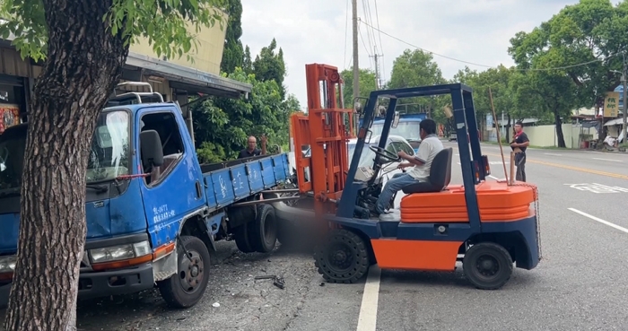 疲勞駕駛？休旅車直撞路邊小貨車　男結完帳差幾秒險遭撞