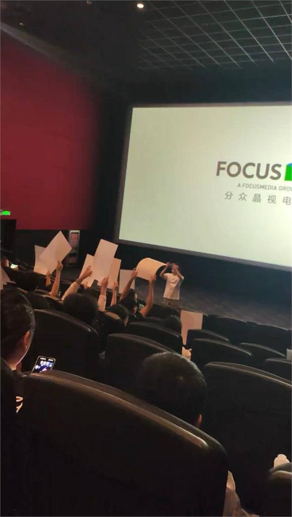 中國影迷嗨舉蜘蛛人海報合影「這1幕」嚇壞官方急下架！網諷：驚的某黨一身冷汗