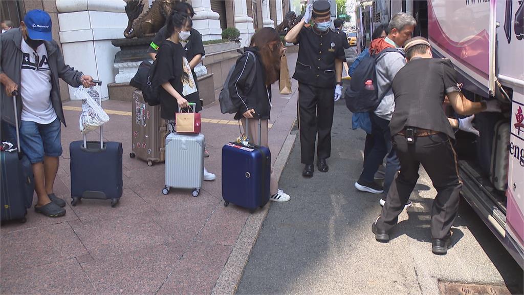 亞航班機故障送旅客住五星級酒店 網友大酸:廉航還比精品航空大器