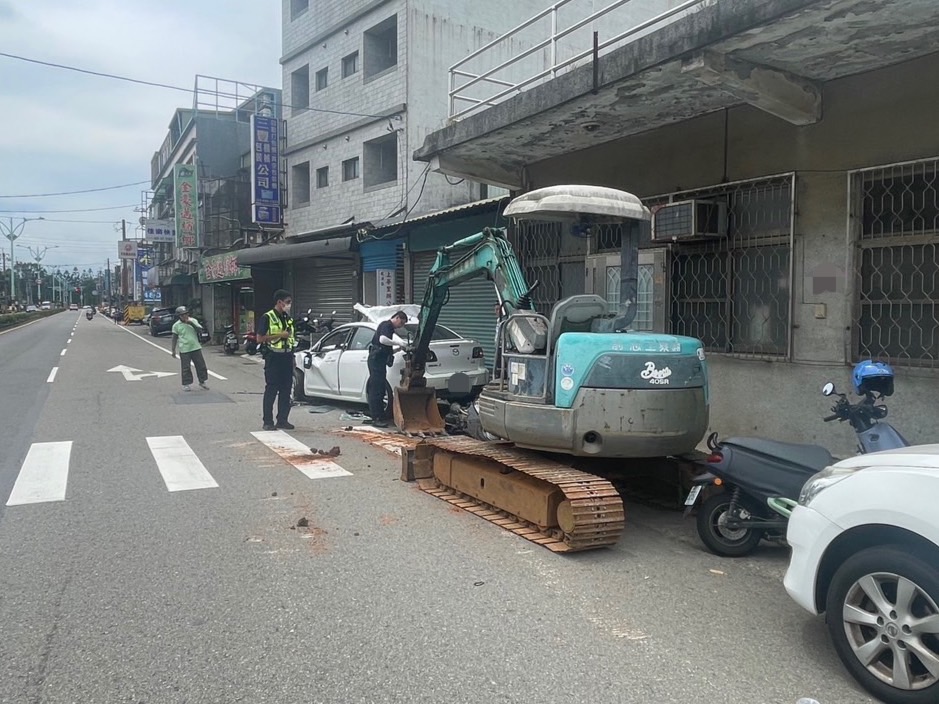 快新聞／夫妻口角後喝酒誤事！桃園男開怪手砸爛汽車　路過女騎士看傻眼