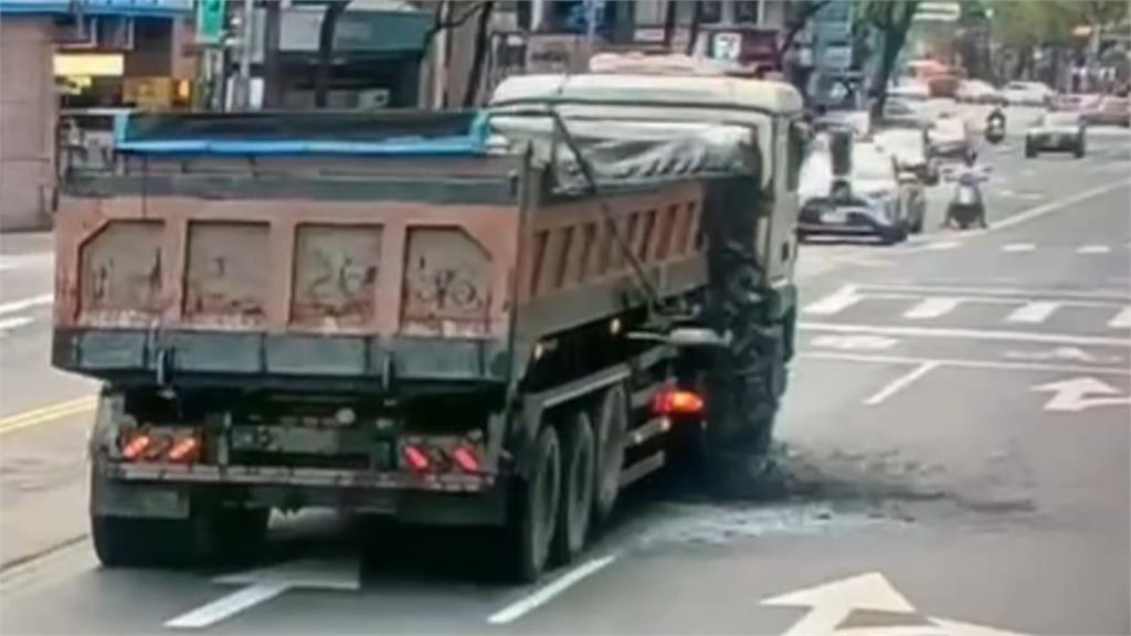 曳引車沒固定好土石散落一地 釀4機車打滑5人擦挫傷