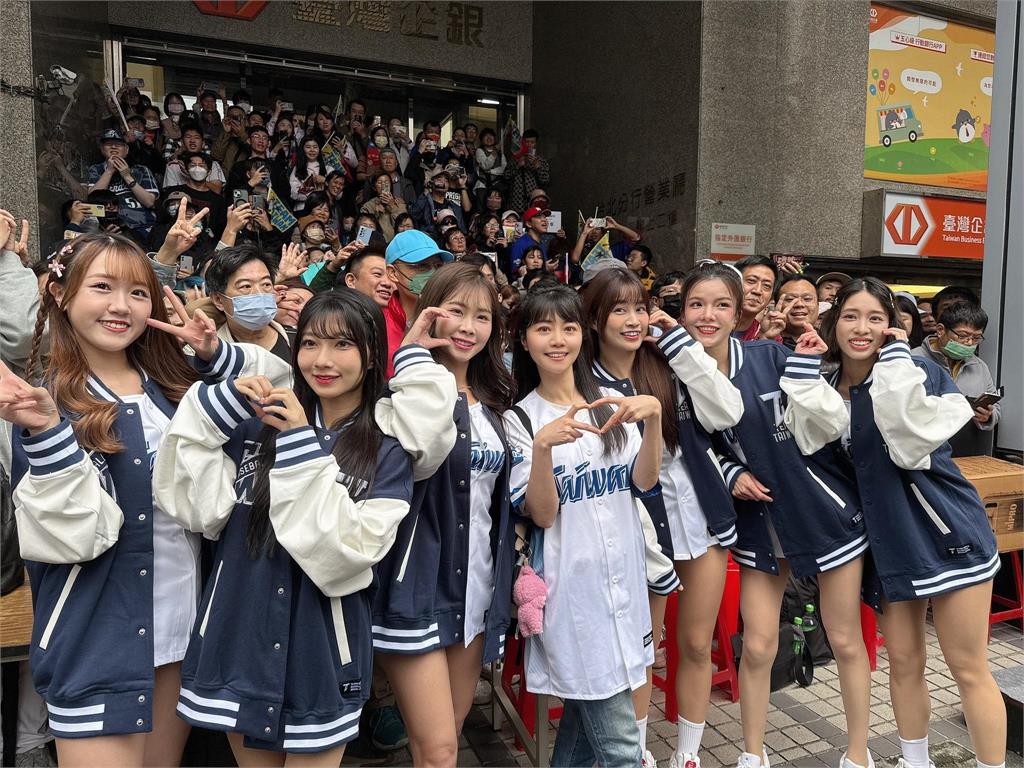 經典賽／台灣「超正啦啦隊」街頭炸香！C位驚見高嘉瑜「穿這樣」網愣：直接加入