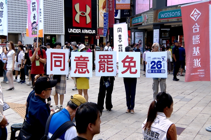 在野政黨辦"民主大鐵支"　布袋戲宣講諷刺藍白國會亂政