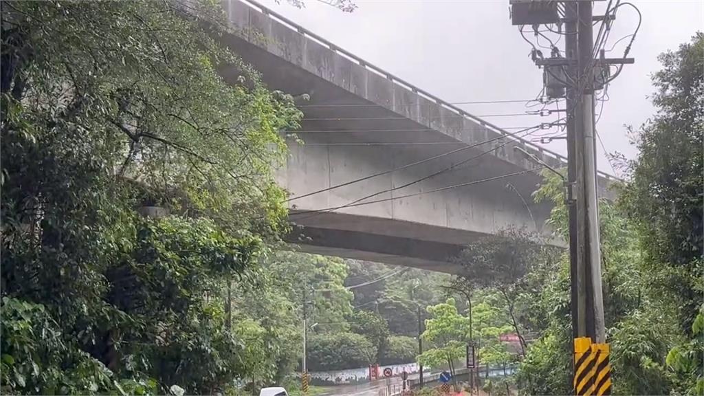 疑天雨路滑自撞護欄 小貨車失控翻落墜橋