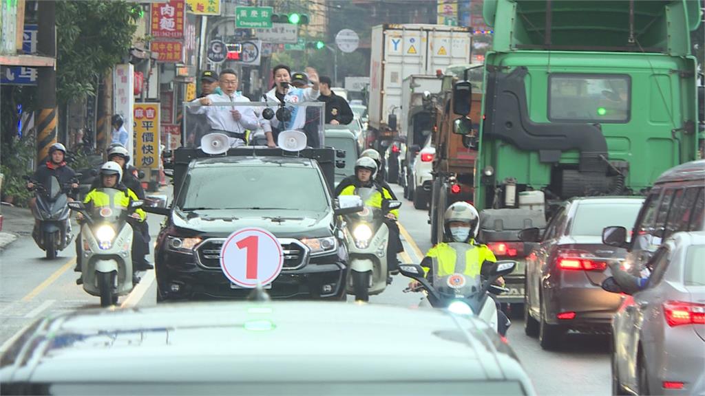 柯文哲雨天車掃大桃園　「路過」藍小雞總部蹭聲量？