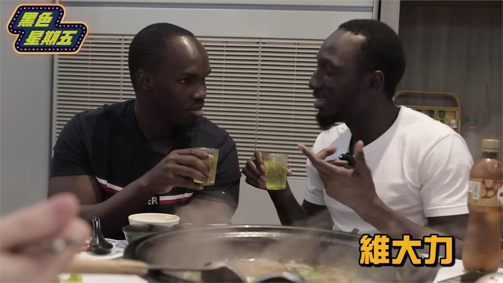 非洲型男領外國友人台北一日遊！吃「台式熱炒」險讓14年友情破裂